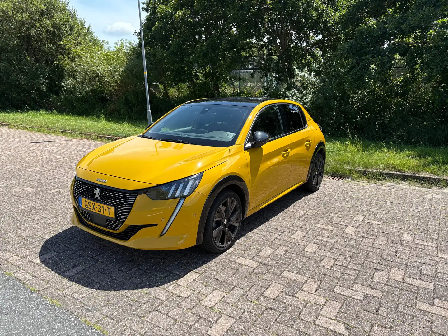 Peugeot 208 208 1.2 PureTech GT Pack Geel - 1