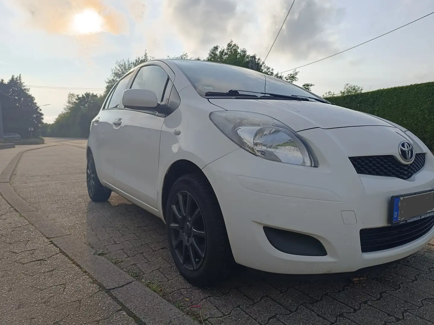 Toyota Yaris Yaris  5-Türer 1.0 VVT-i Weiß - 2