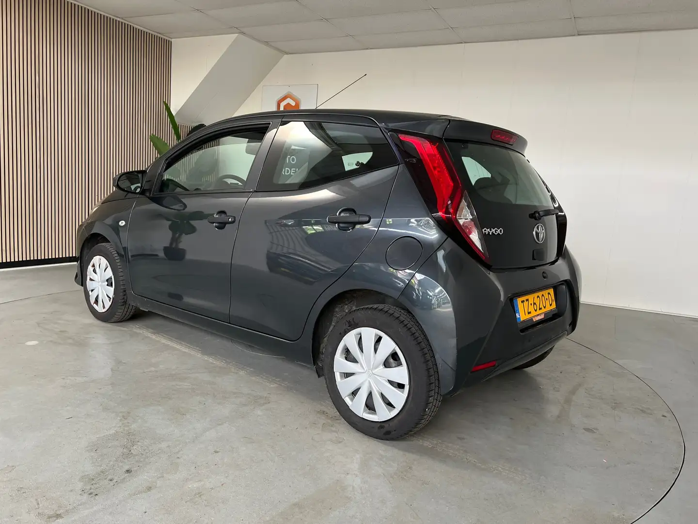 Toyota Aygo 1.0 VVT-i x-cite Grau - 2