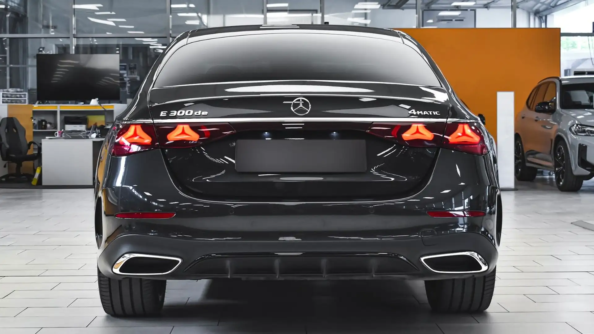 Mercedes-Benz E 300 de AMG Line Plug-in Hybrid 4MATIC Gris - 2