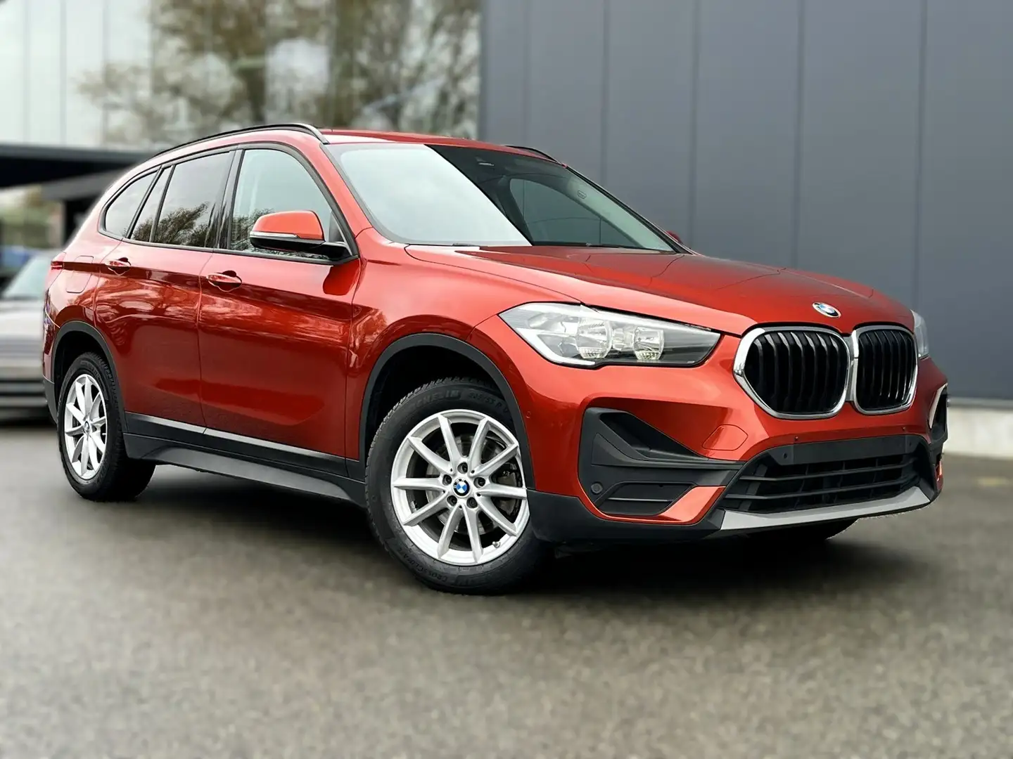 BMW X1 sDrive18i NAVIGATIE / LEDER / CAMERA / BTW AFTRK Oranje - 1