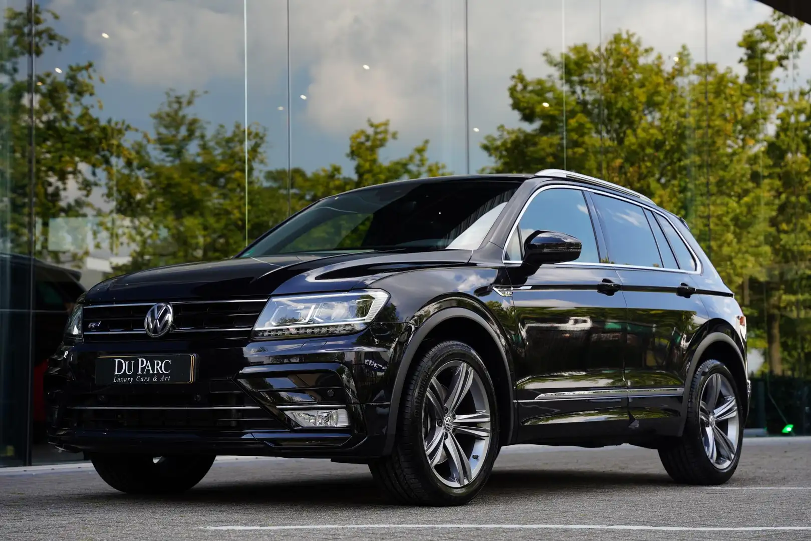 Volkswagen Tiguan 2.0 TSI 4Motion Highline 3 x R Line Panoramadak Zwart - 1