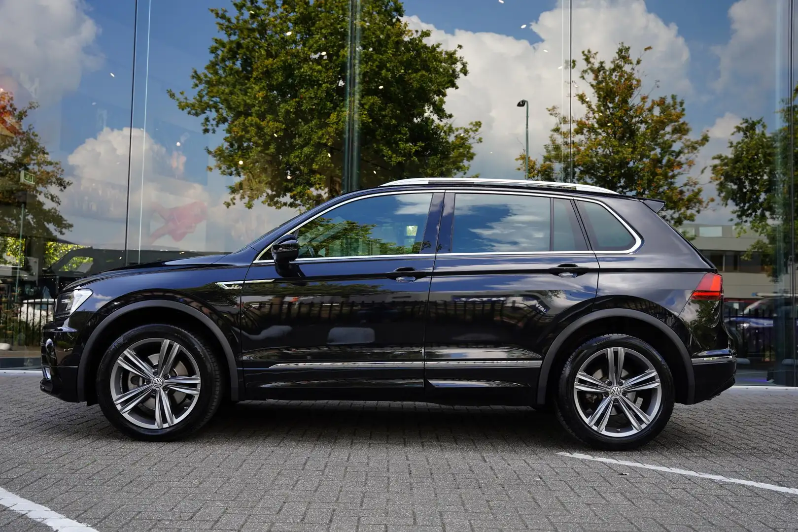 Volkswagen Tiguan 2.0 TSI 4Motion Highline 3 x R Line Panoramadak Zwart - 2