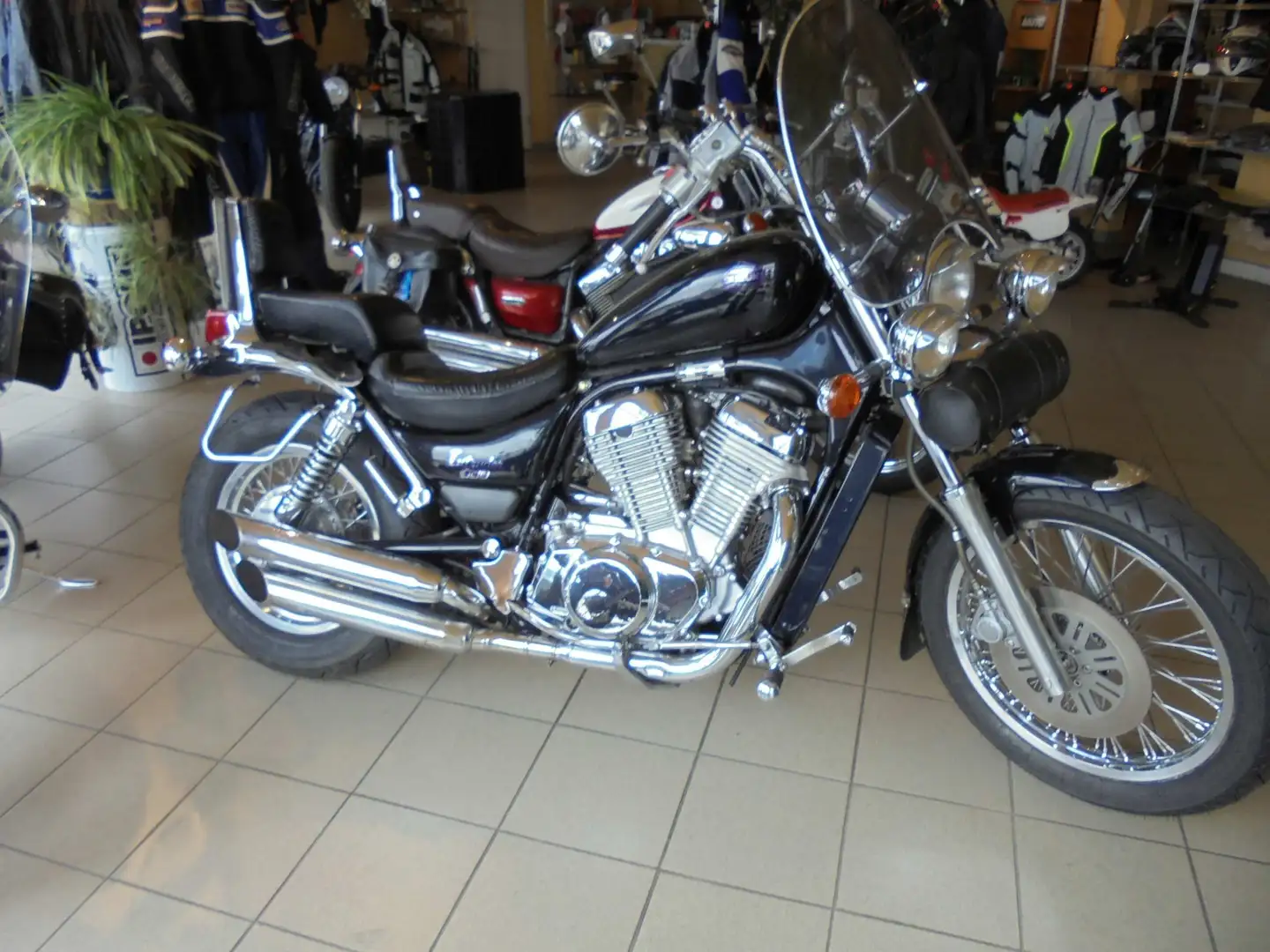 Suzuki VS 800 Intruder mit Händlergarantie Schwarz - 1