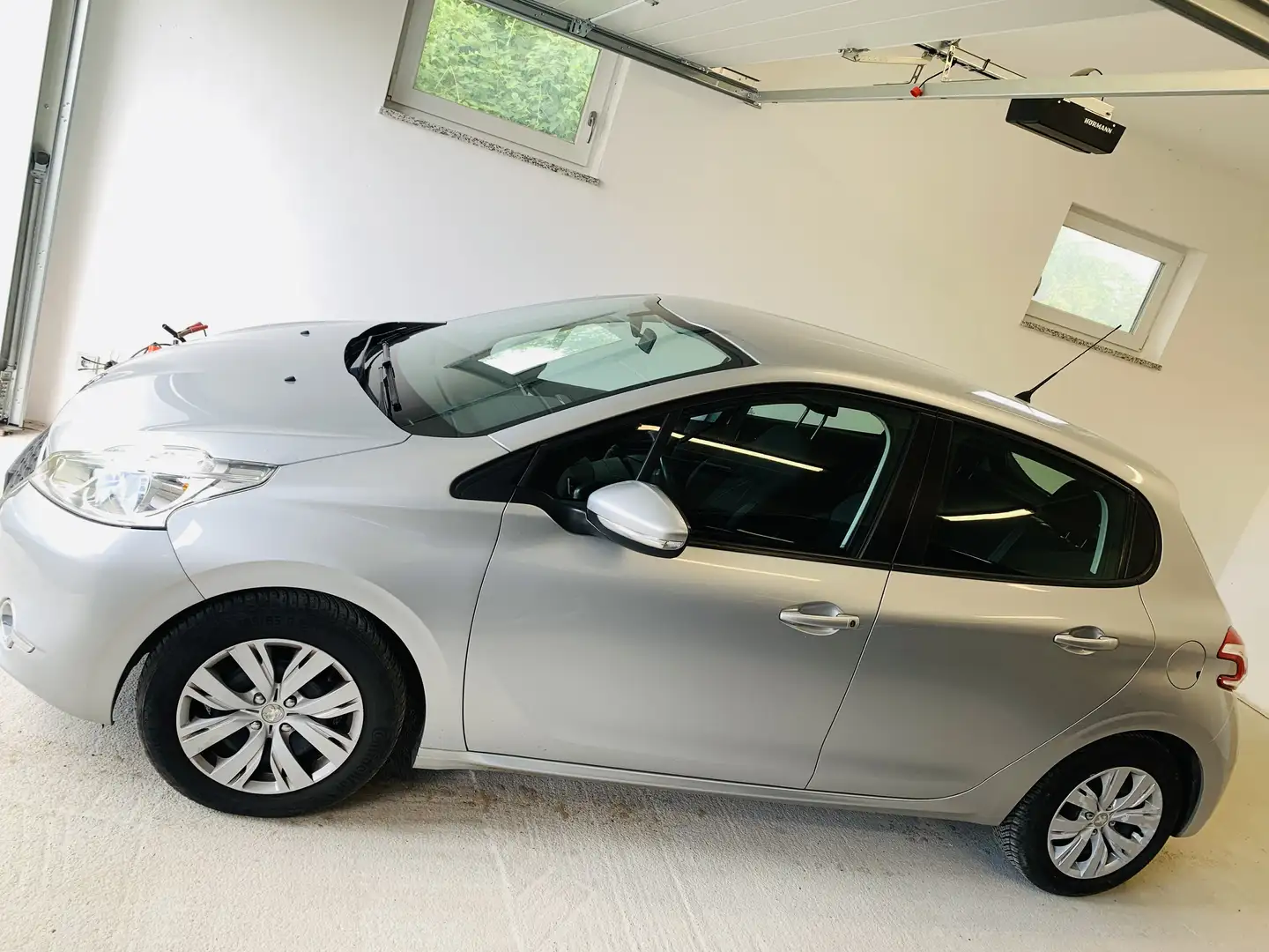 Peugeot 208 208 Active 1,2 L 82 VTI Silber - 1
