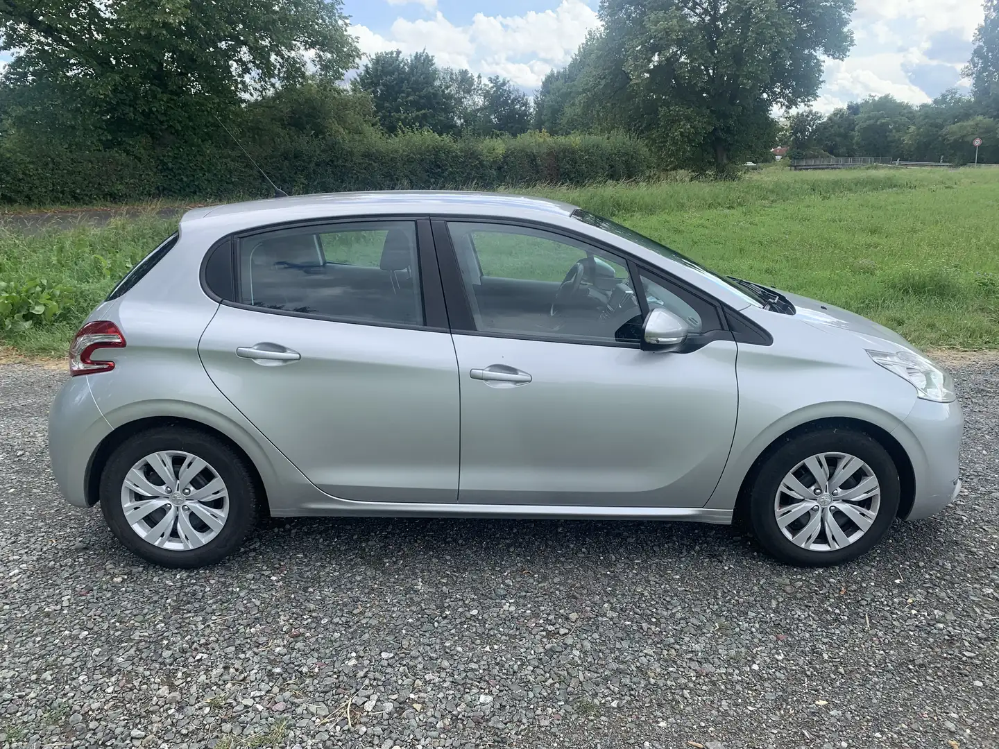 Peugeot 208 208 Active 1,2 L 82 VTI Silber - 2