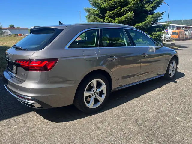 Audi A4 view 4