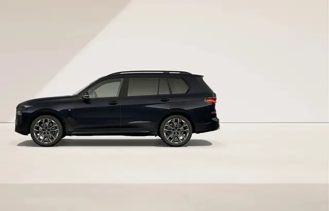 BMW X7 view 10