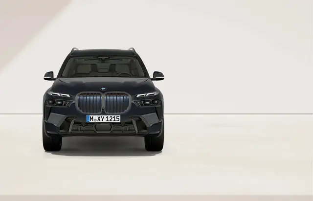 BMW X7 view 4
