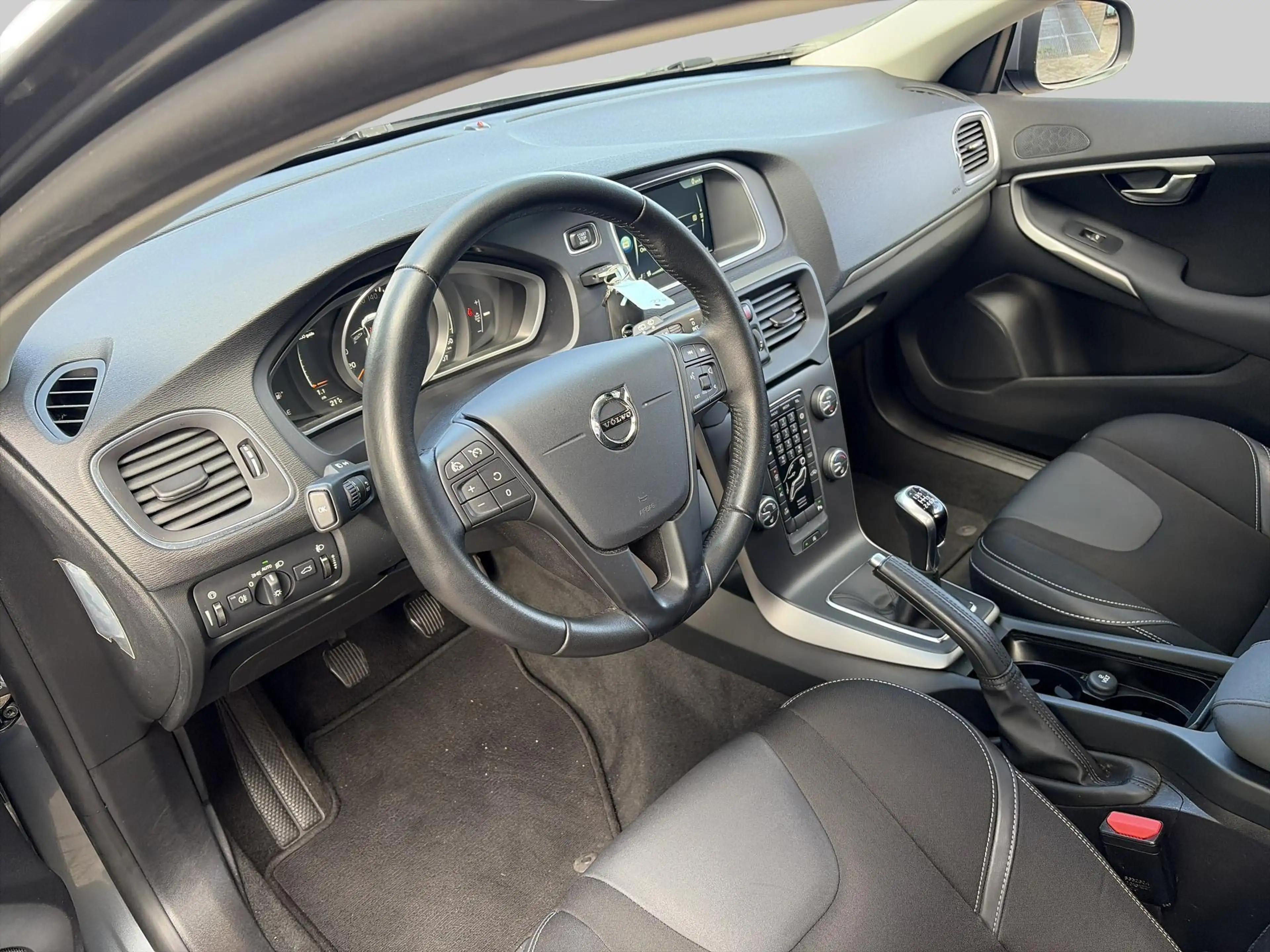 Volvo V40 2.0 T2 R-Design | Unieke kmstand! | Trekhaak | Air — photo 4