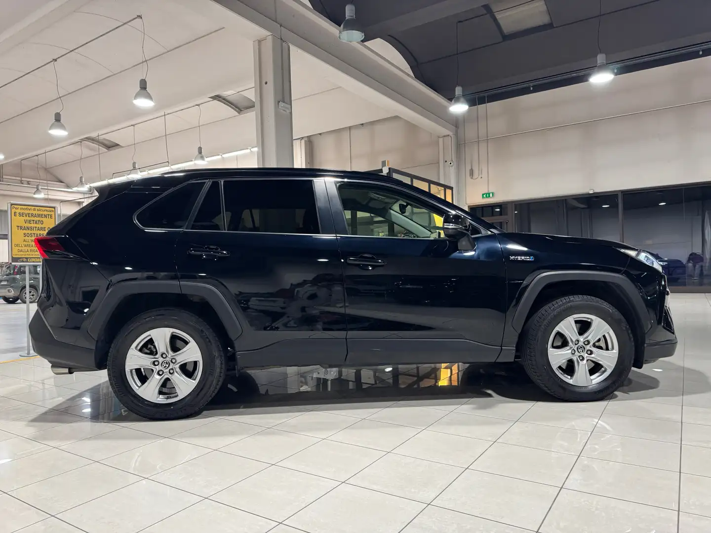 Toyota RAV 4 2.5 HV (218CV) E-CVT 2WD Active NAVI PRONTA Zwart - 2