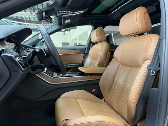 Audi A8 view 11