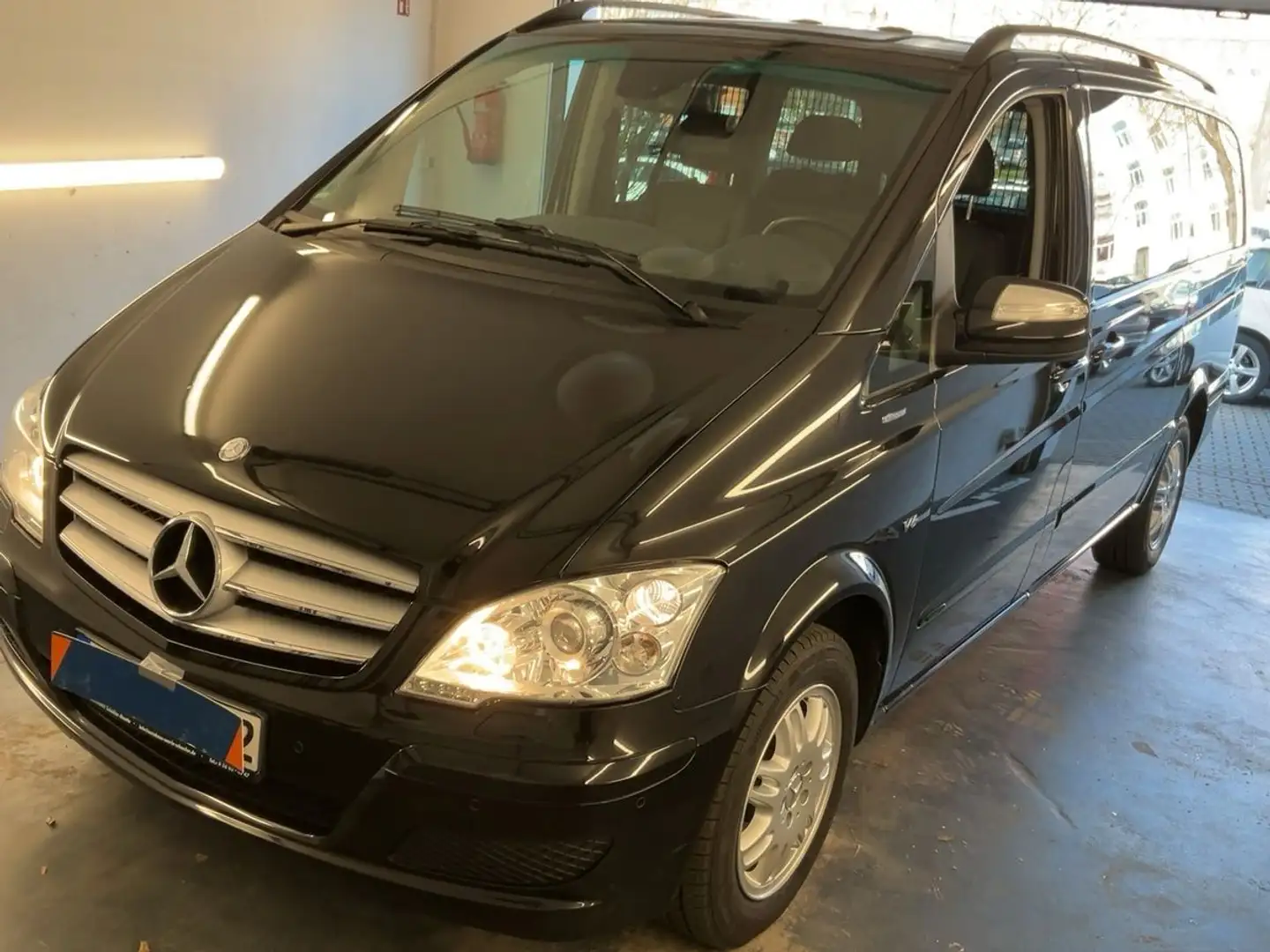 Mercedes-Benz Viano 3.0 CDI lang 6Sitze STHZ*SHZ*NAV*AHK*PAN* Negro - 1