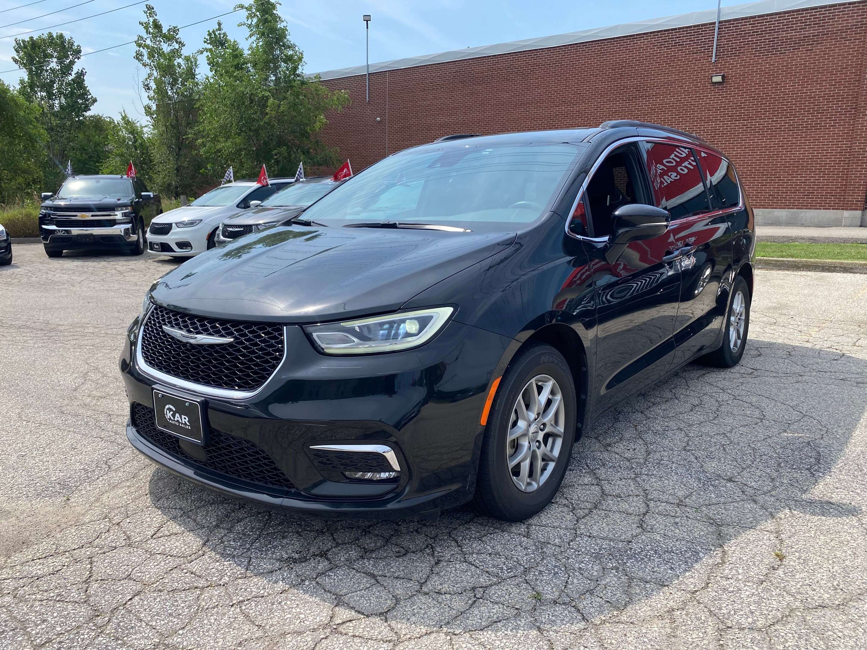 Black 2022 Chrysler Pacifica Minivan Front-Wheel Drive 9-Speed Automatic