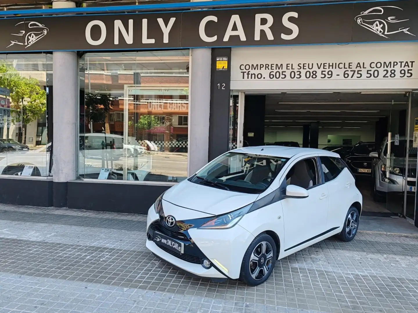 Toyota Aygo 1.0 VVT-i x-play x-shift Weiß - 1