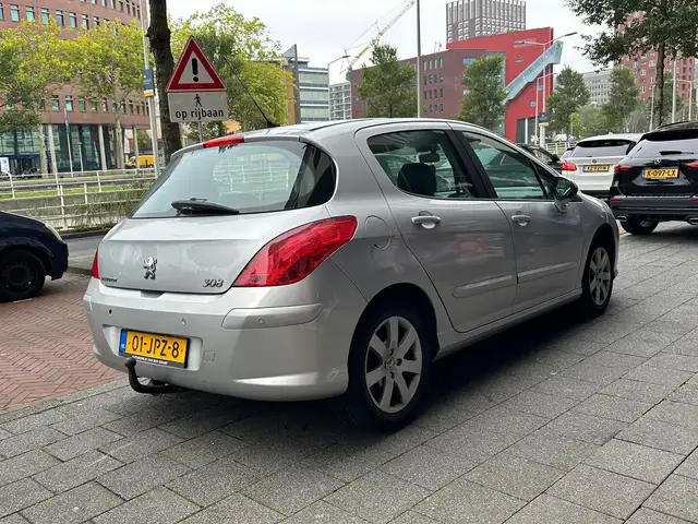 Peugeot 308 view 3