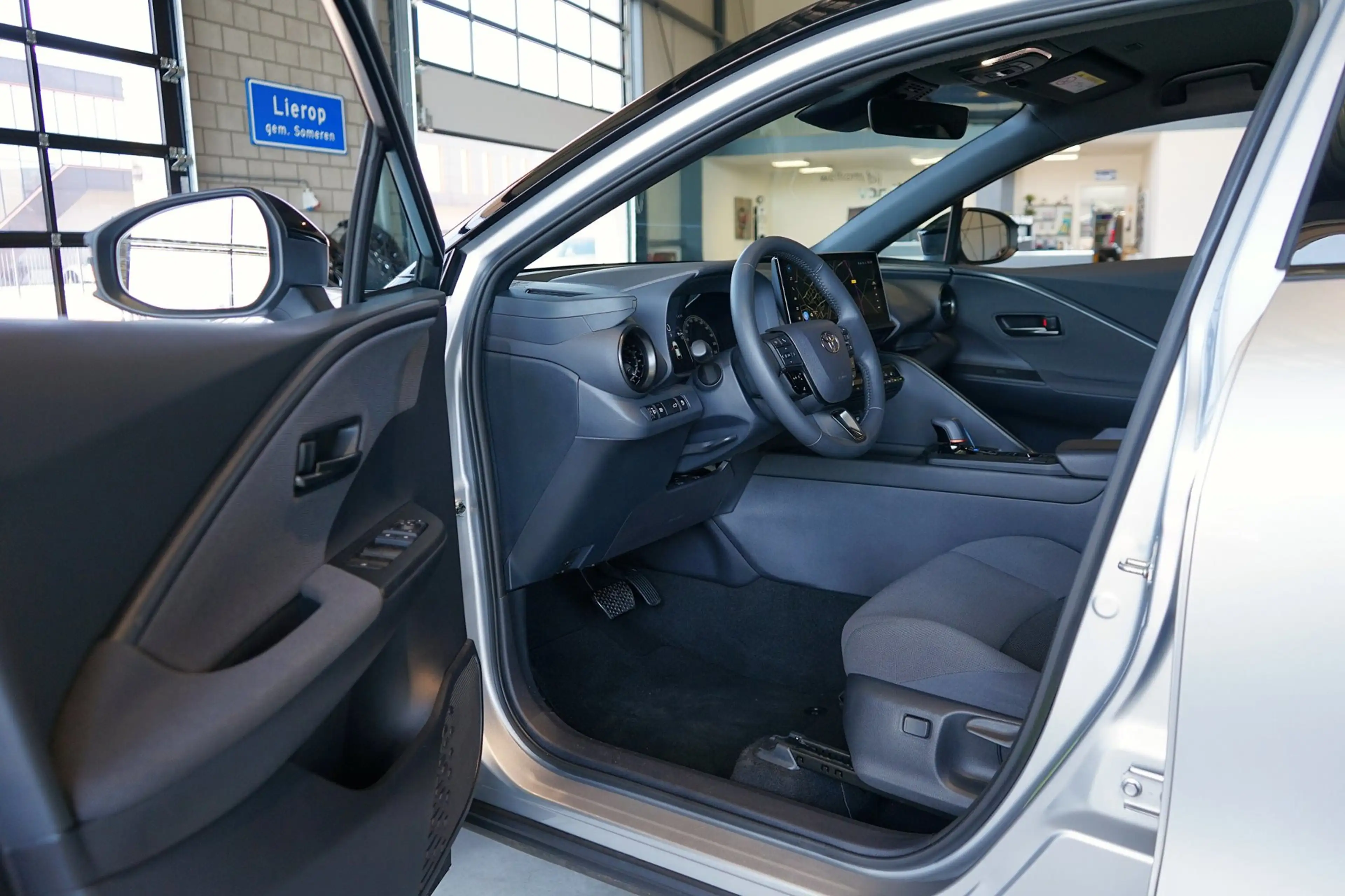 Toyota C-HR 2.0 Hybrid 200 Executive|STOEL/STUURVERW|CAMERA|NA — photo 4