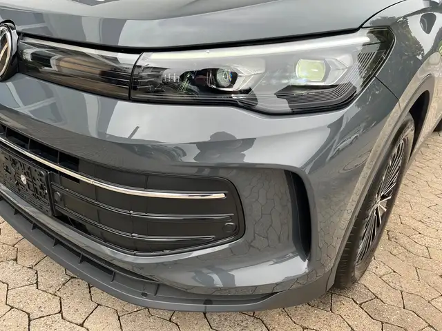 Volkswagen Tiguan view 3