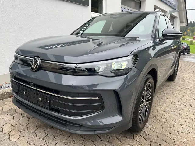 Volkswagen Tiguan view 2