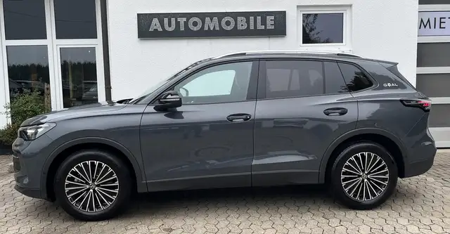 Volkswagen Tiguan view 4