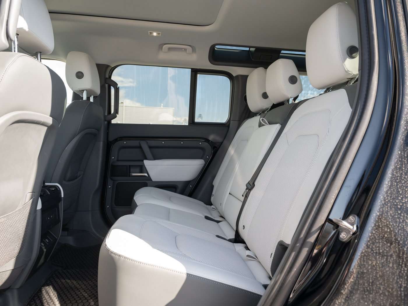 2025 Land Rover Defender X-DYNAMIC SE alt 5