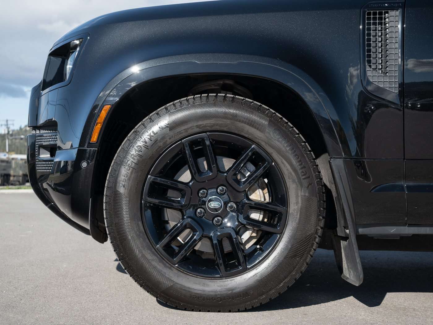 2025 Land Rover Defender X-DYNAMIC SE thumb 9