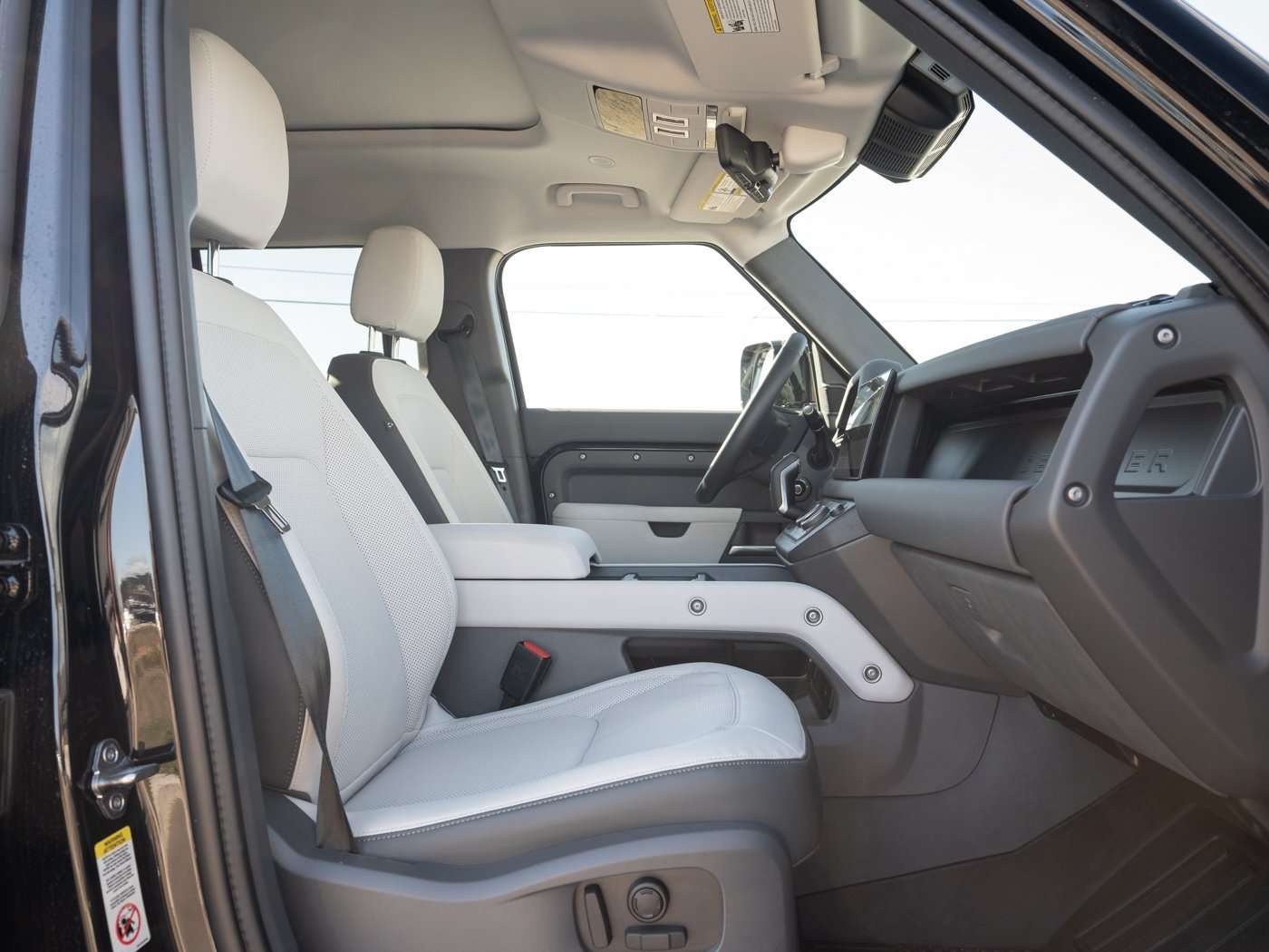 2025 Land Rover Defender X-DYNAMIC SE alt 3