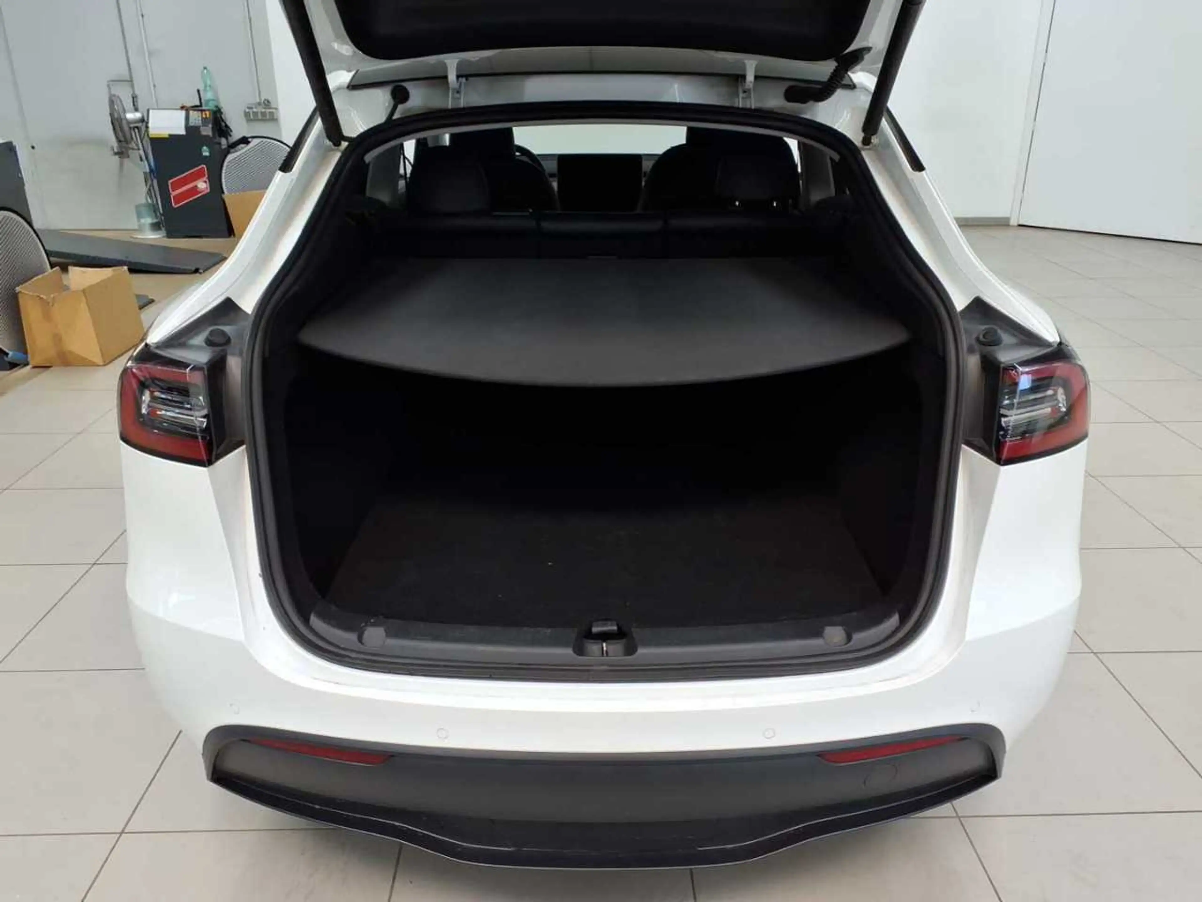 Tesla Model Y Long Range Dual Motor AWD — photo 15