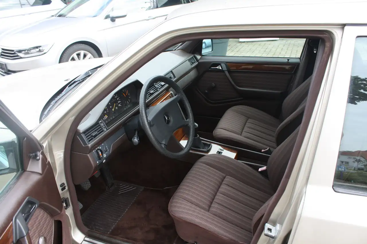 Mercedes-Benz 230 E, foto 6