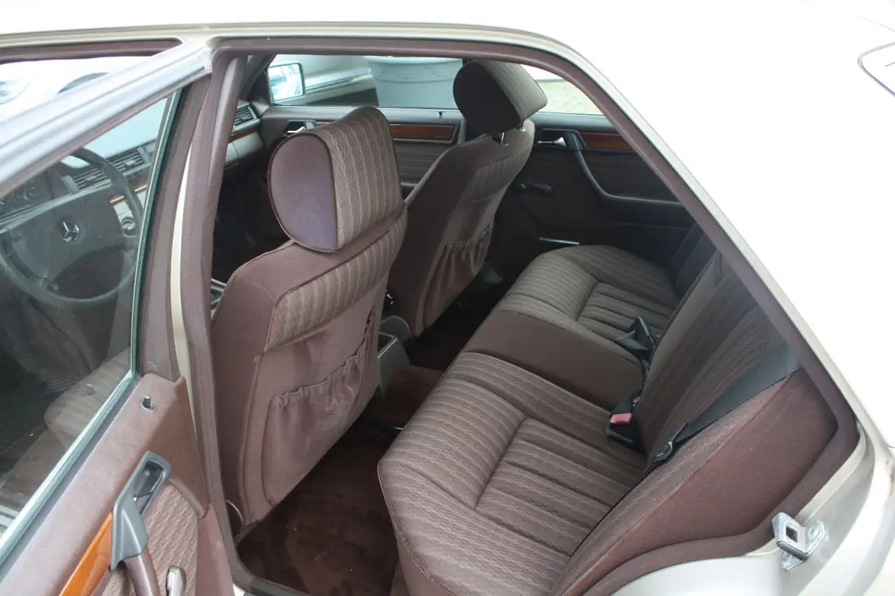 Mercedes-Benz 230 E, foto 7