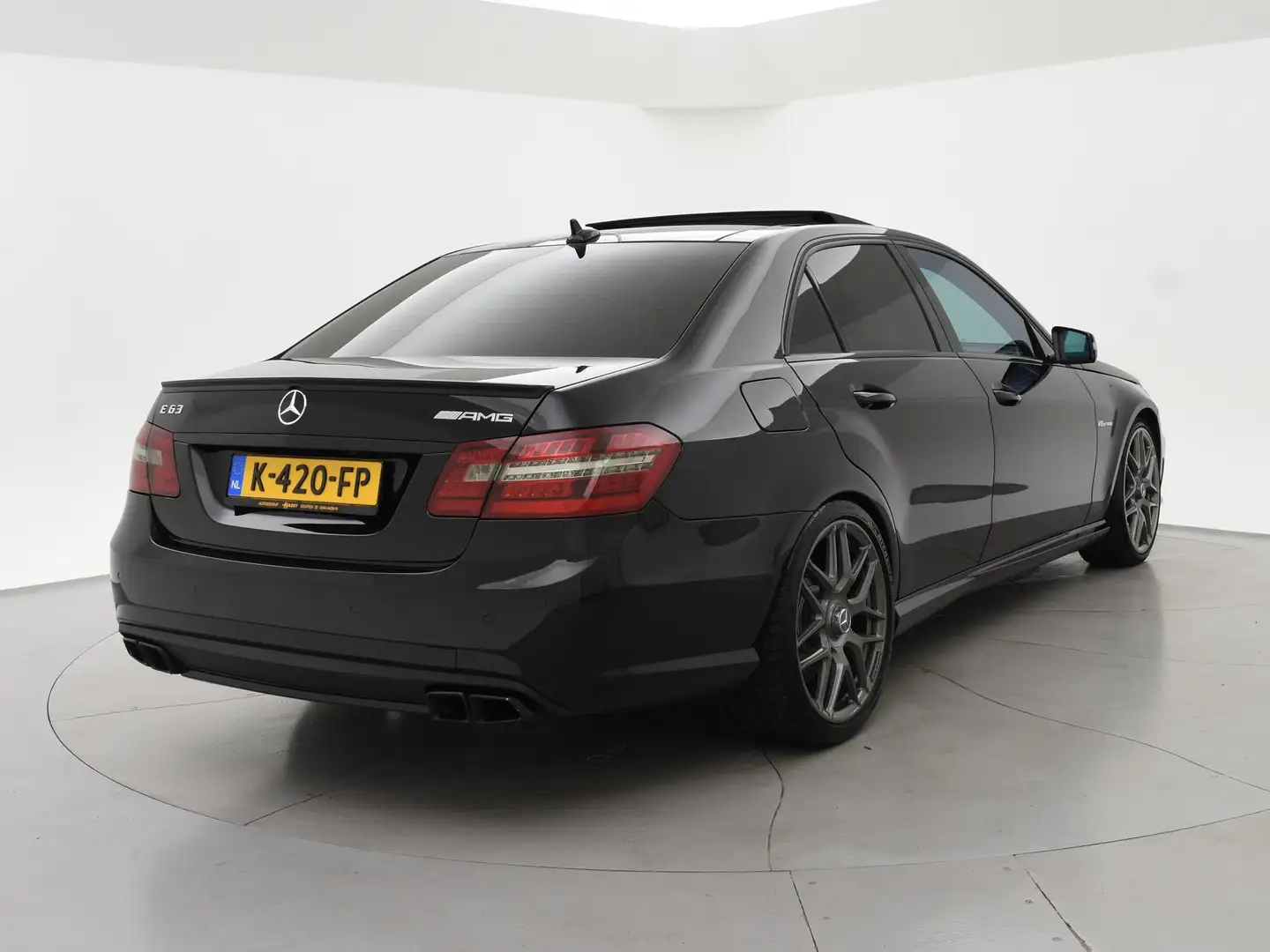 Mercedes-Benz E 63 AMG 5.5 V8 BI-TURBO 525 PK SEDAN + PANORAMA | DISTRONI Zwart - 2