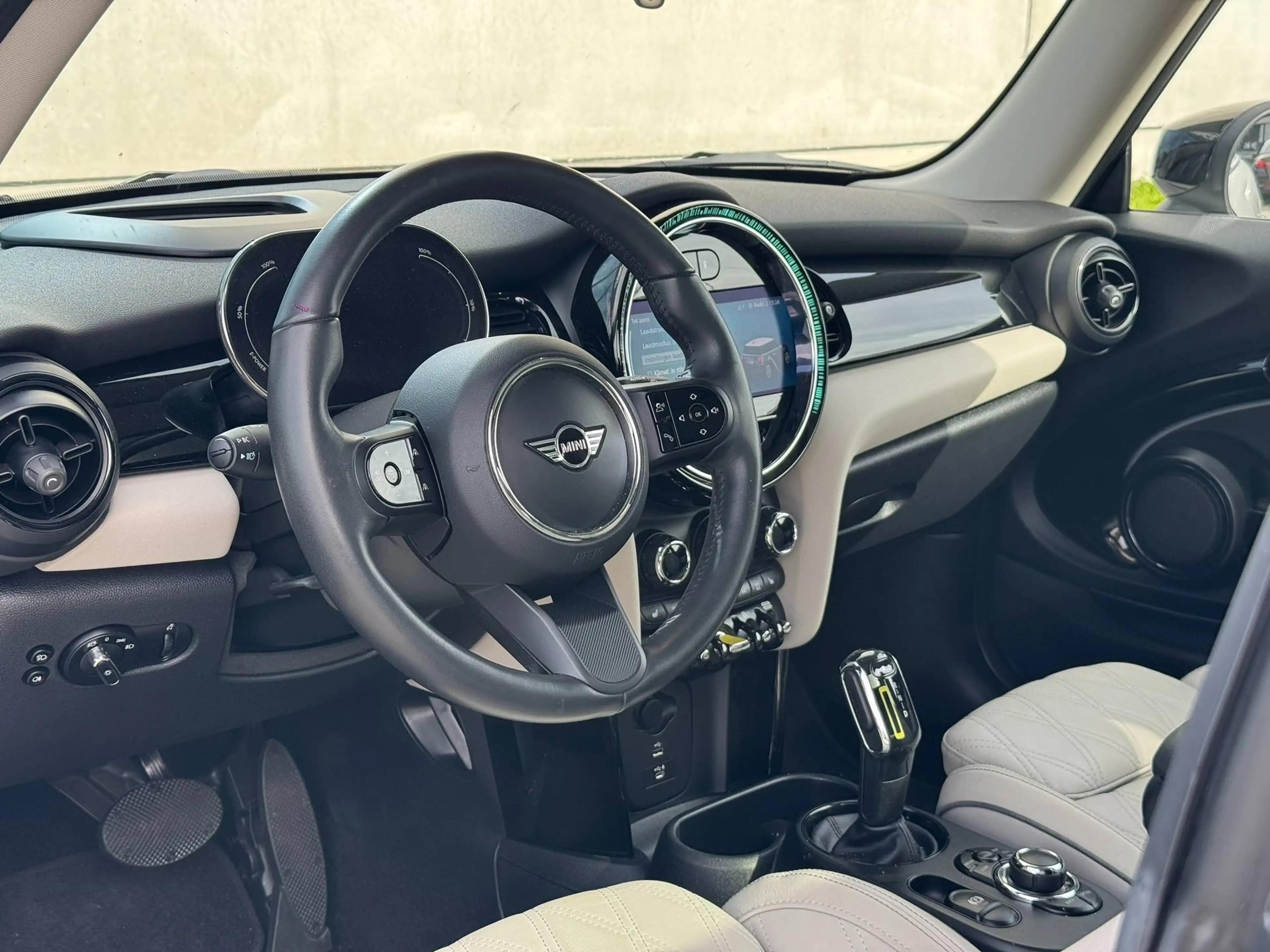 MINI Cooper SE e-Mini 28.9 kWh/ Pano/ ACC/ Camera/ HUD/ Stoel+stuur verwarming/ Keyless/ LED — photo 6