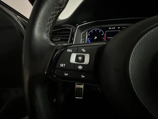Volkswagen T-Roc view 14