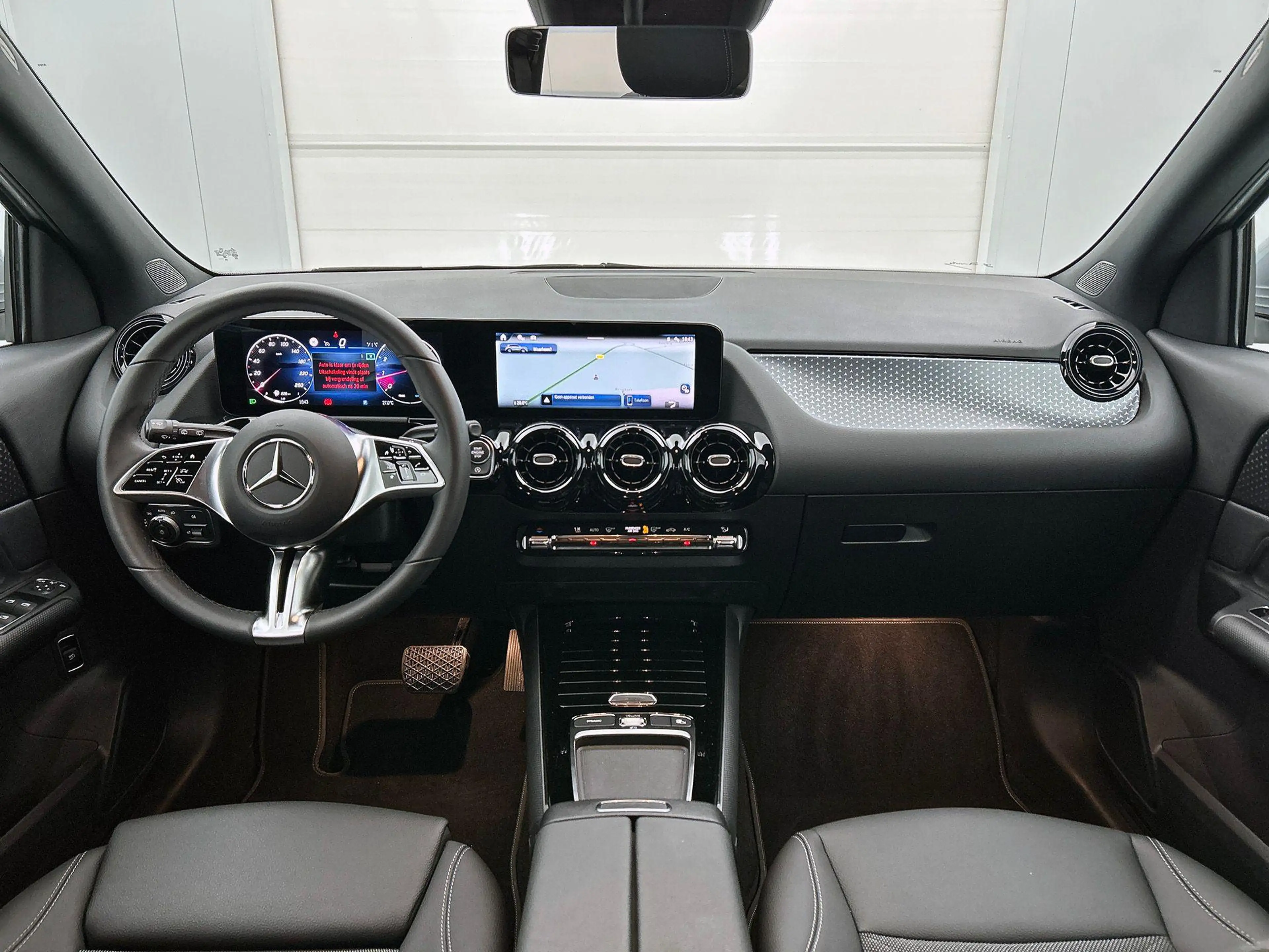 Mercedes-Benz GLA 180 Essential Line | Verwarmde Zetels | Navigatie | Ac — photo 3