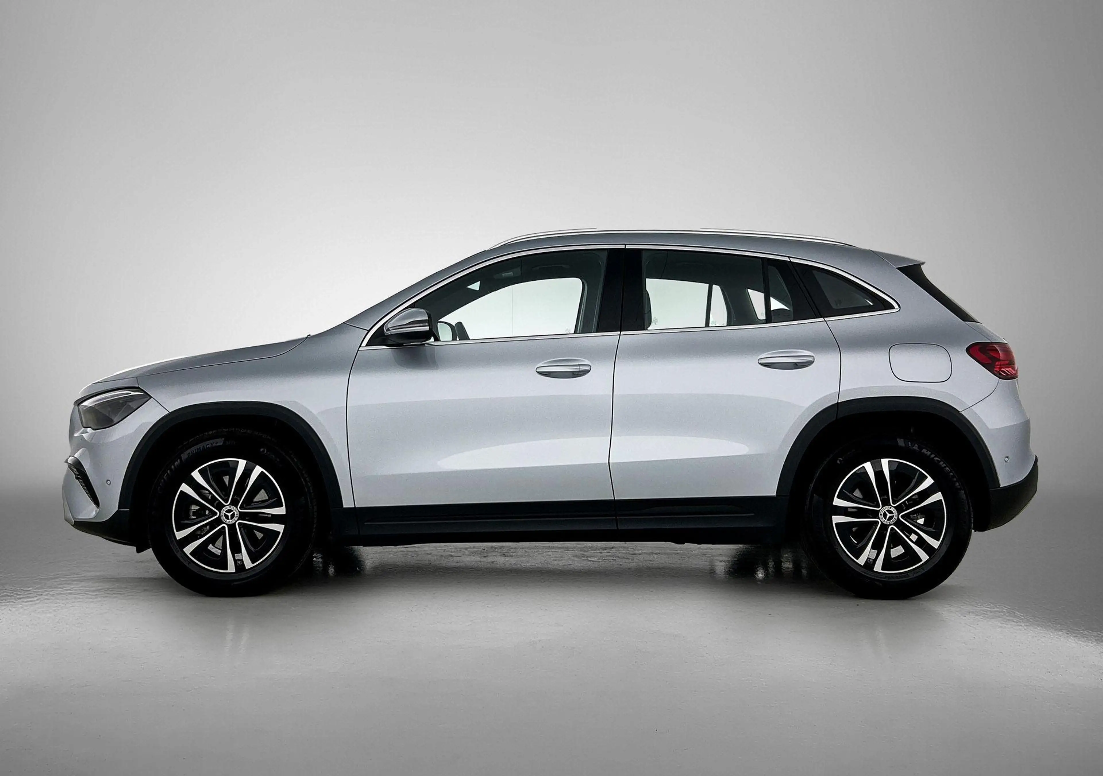 Mercedes-Benz GLA 180 Essential Line | Verwarmde Zetels | Navigatie | Ac — photo 6