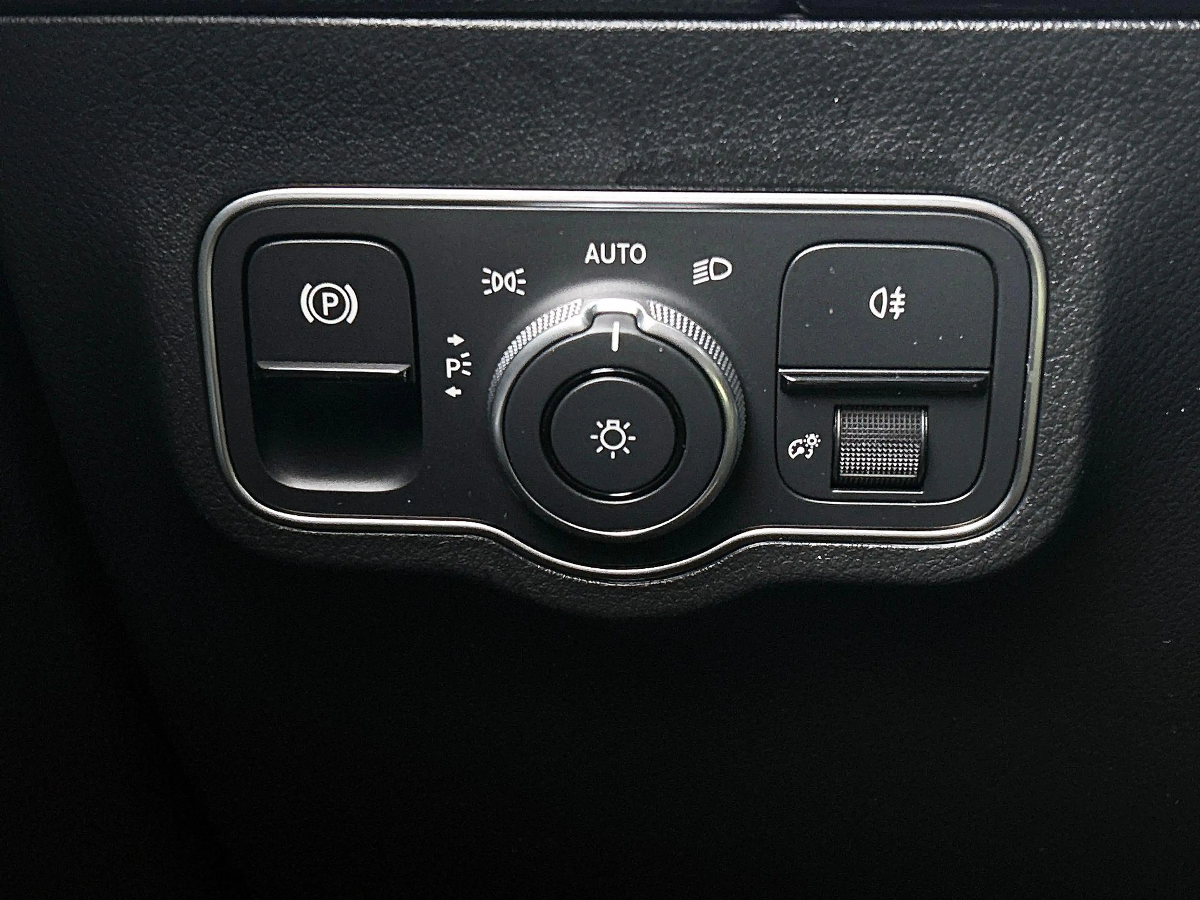 Mercedes-Benz GLA 180 Essential Line | Verwarmde Zetels | Navigatie | Ac — photo 12