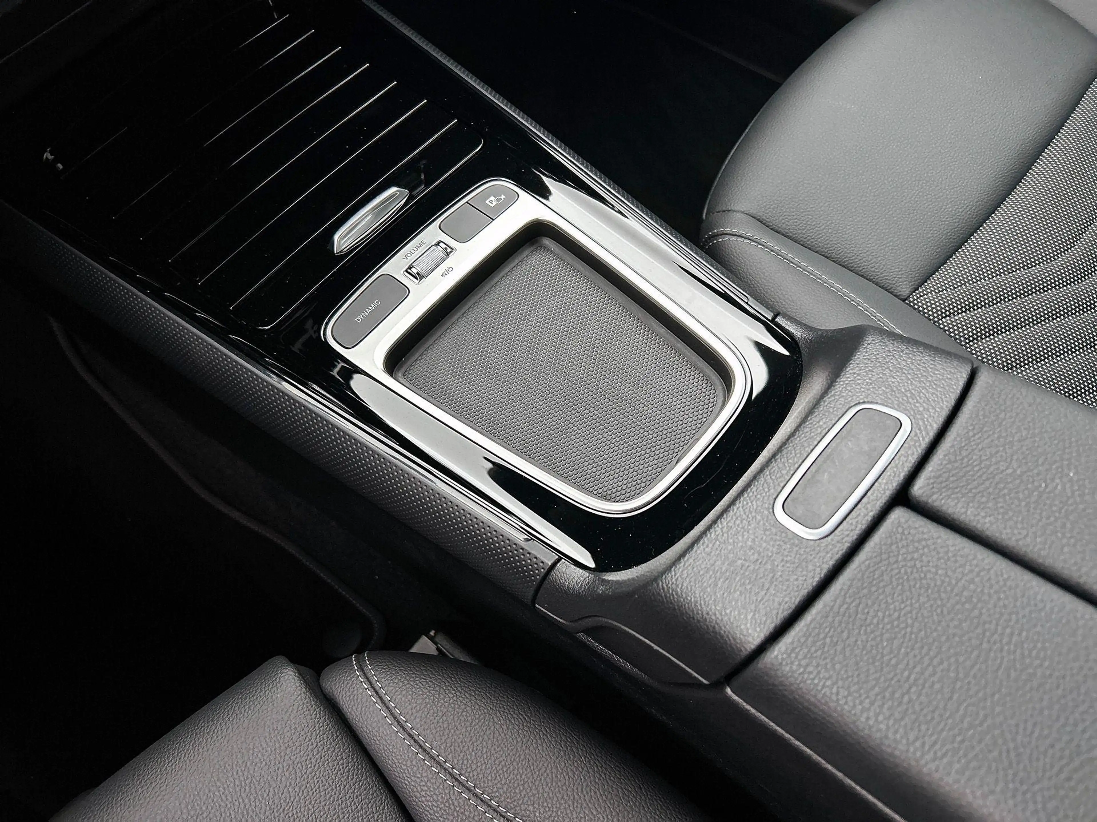 Mercedes-Benz GLA 180 Essential Line | Verwarmde Zetels | Navigatie | Ac — photo 10