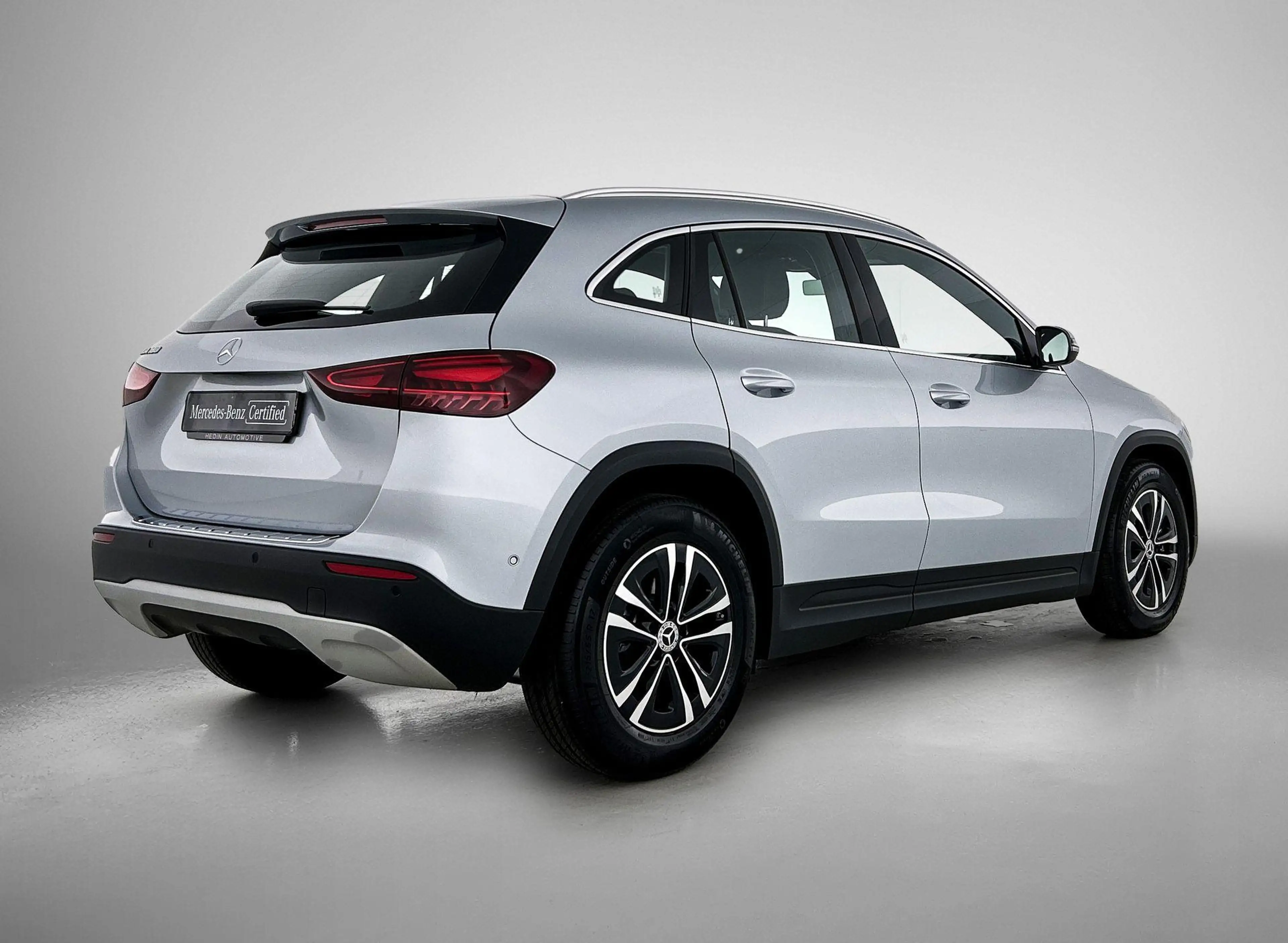 Mercedes-Benz GLA 180 Essential Line | Verwarmde Zetels | Navigatie | Ac — photo 2