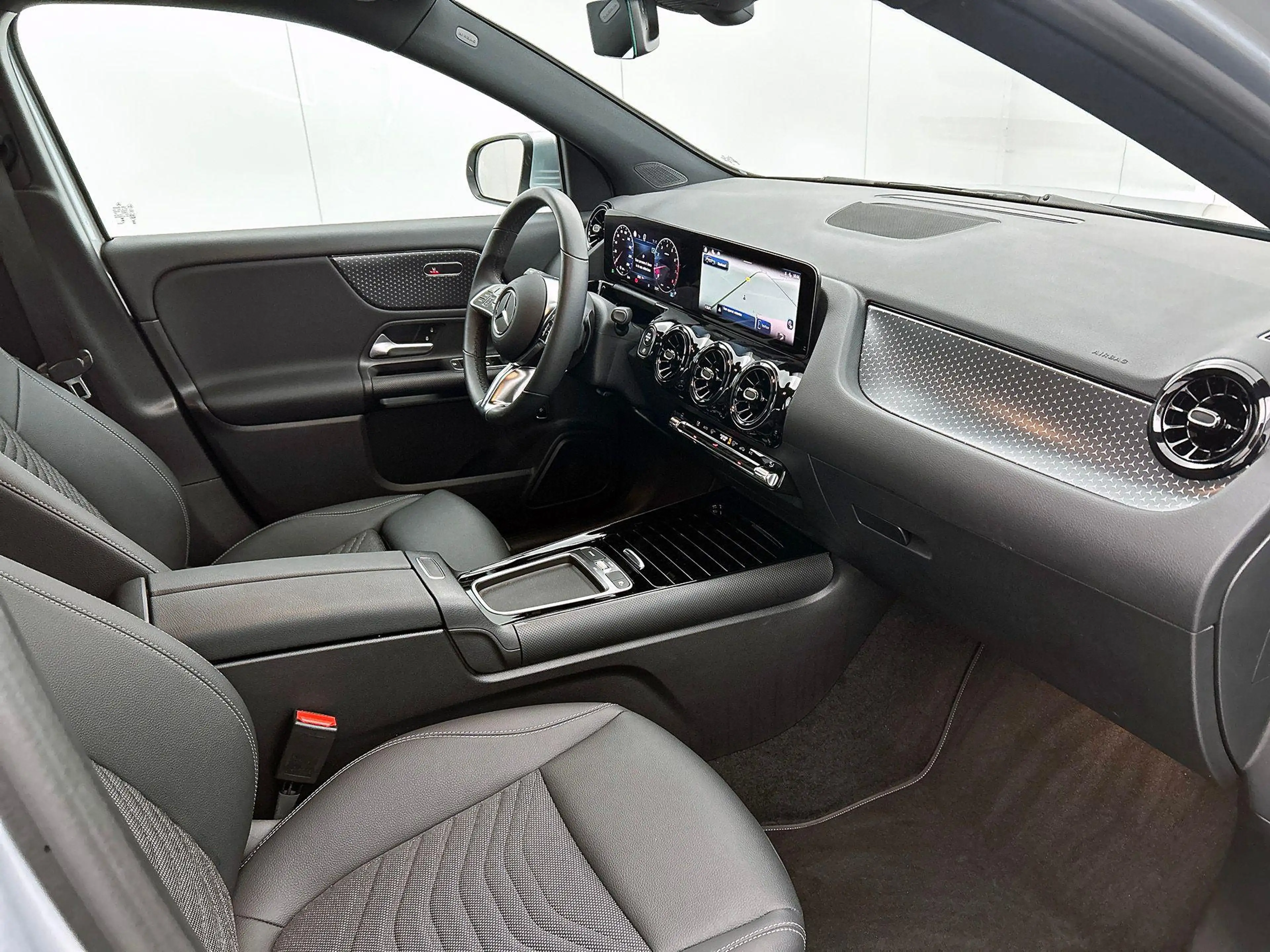 Mercedes-Benz GLA 180 Essential Line | Verwarmde Zetels | Navigatie | Ac — photo 9