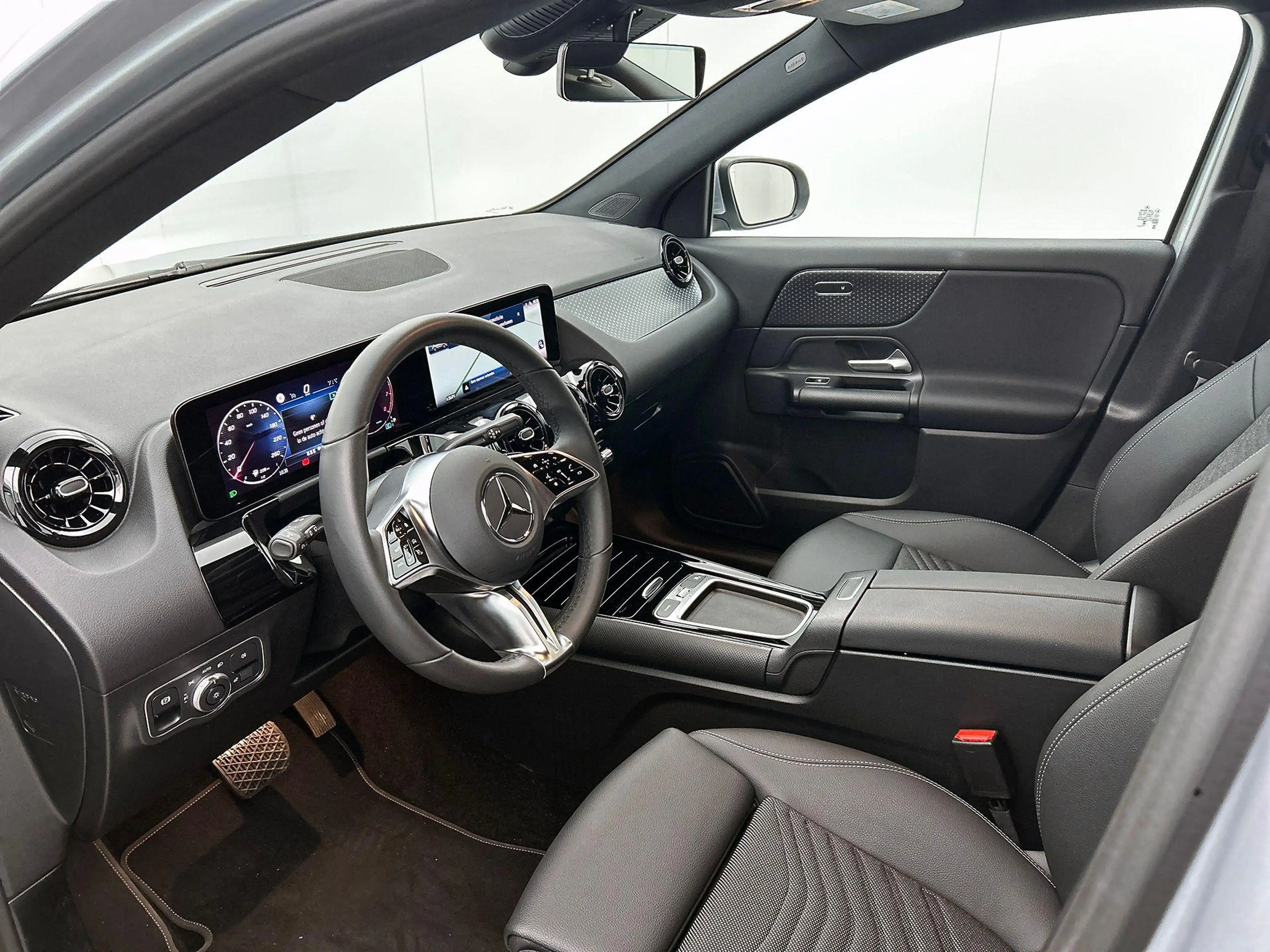 Mercedes-Benz GLA 180 Essential Line | Verwarmde Zetels | Navigatie | Ac — photo 8