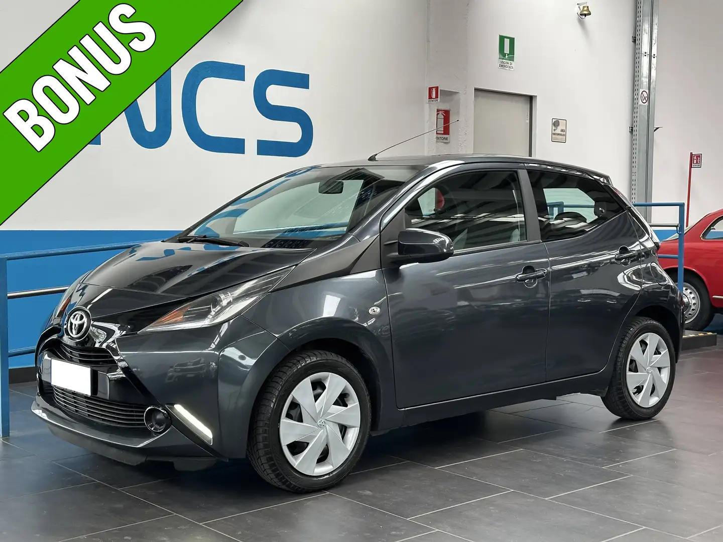 Toyota Aygo 5p. 1.0 x-play m-mt NEOPATENTATI Grijs - 1