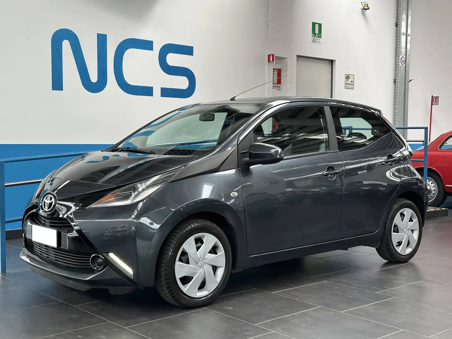 Toyota Aygo 5p. 1.0 x-play m-mt NEOPATENTATI Grijs - 2