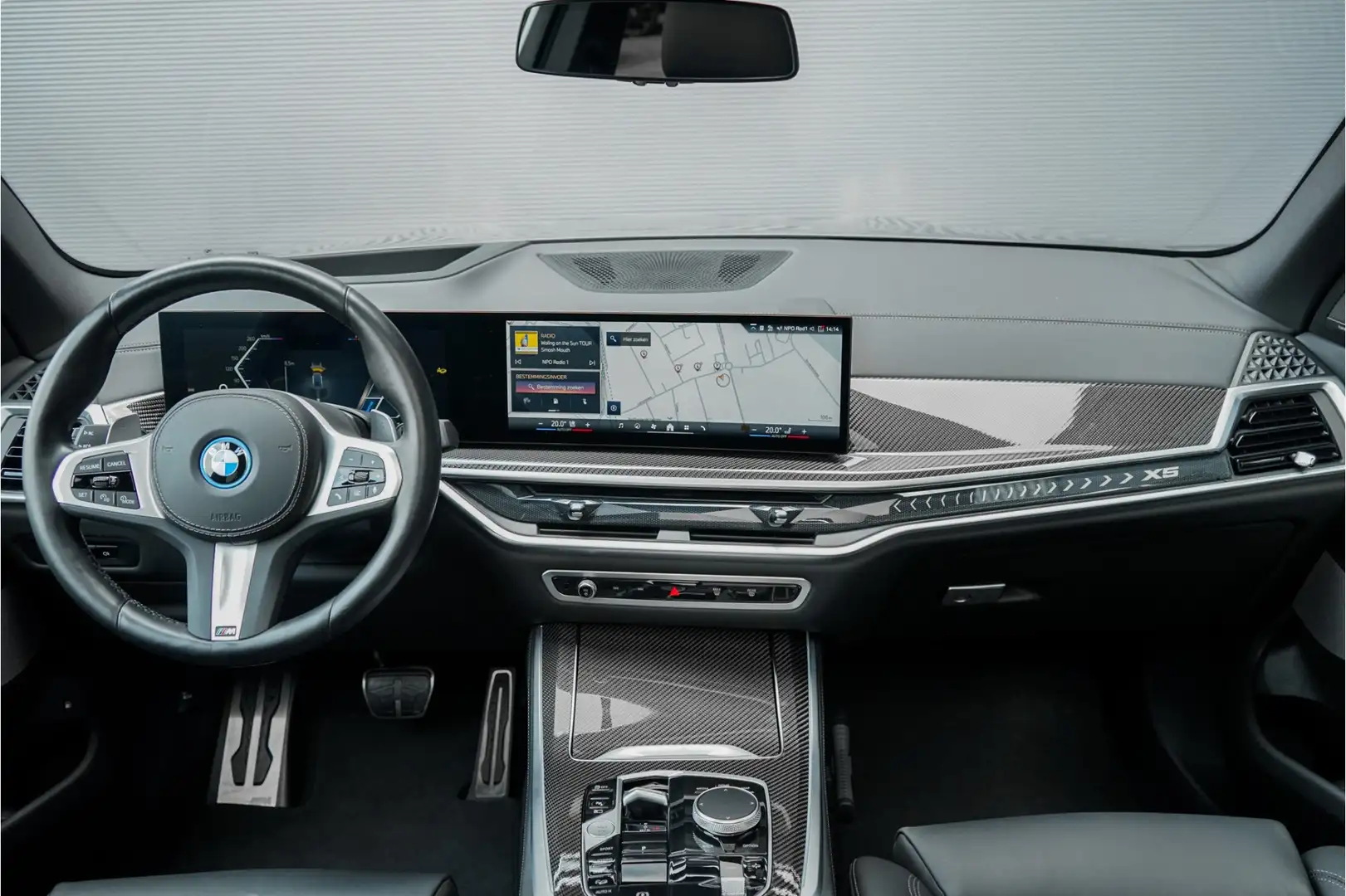 BMW X5 xDrive50e Launch Ed M-Sport Pro Individual Pano NL Grijs - 2
