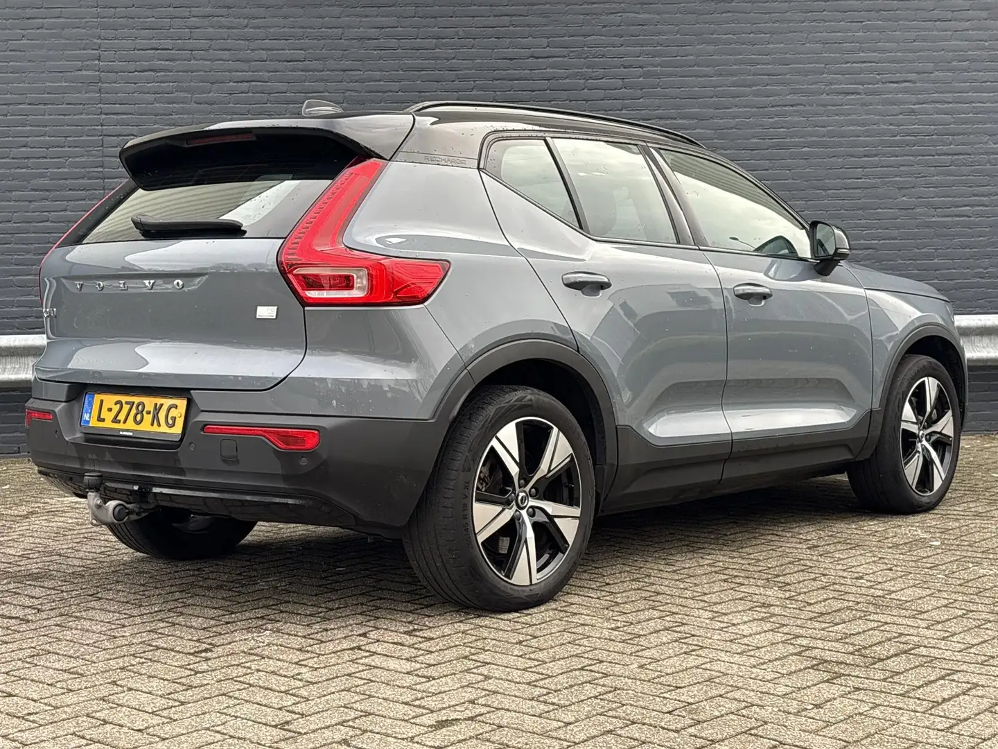 Volvo XC40 Recharge P8 AWD R-Design | € 14.000,- NETTO! | Led Grau - 2