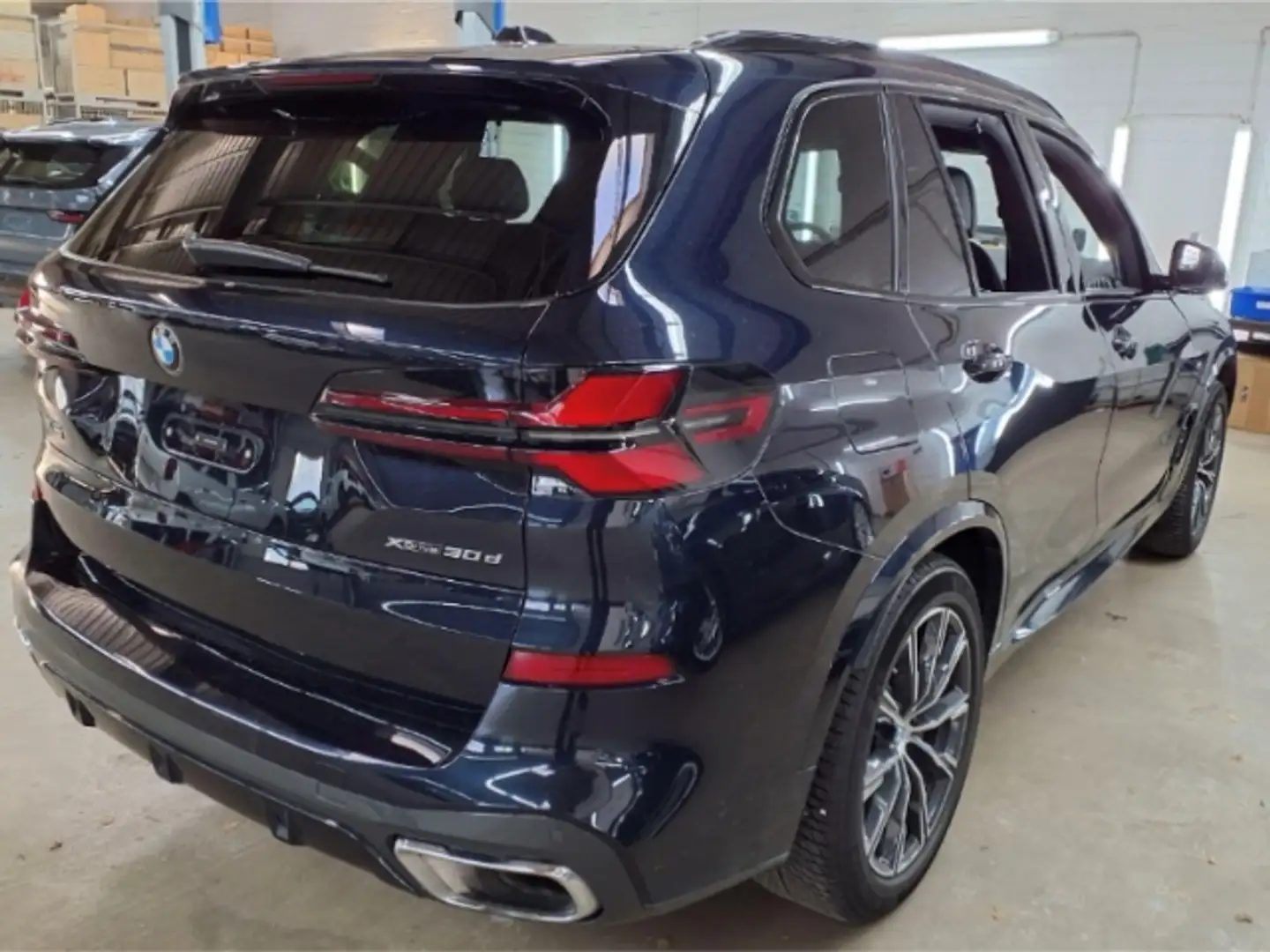 BMW X5 xDrive30d M Sport IconGl Pano StHz KomfSi belüftet Schwarz - 2