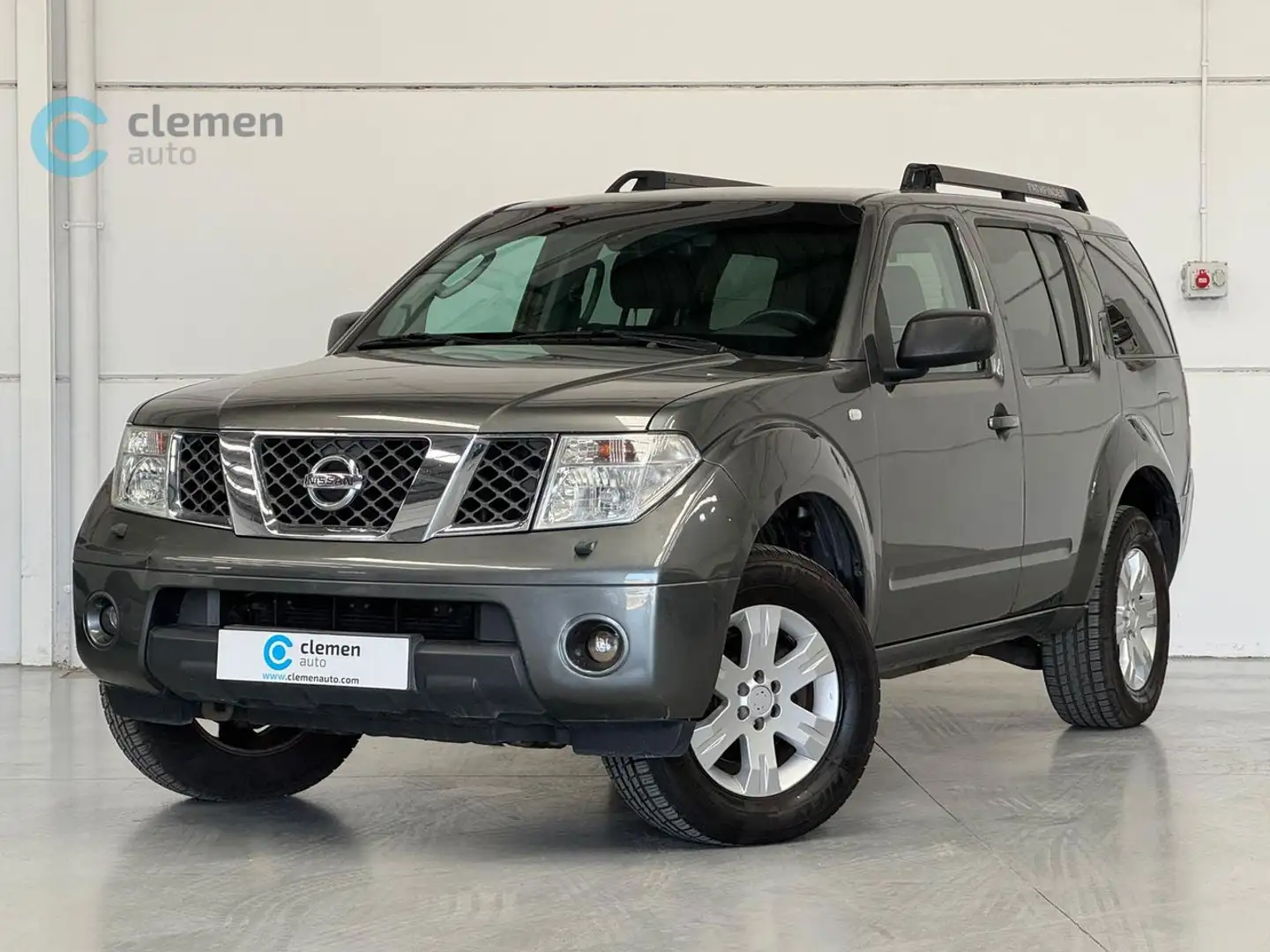 Nissan Pathfinder 2.5dCi SE Aut. Gris - 1