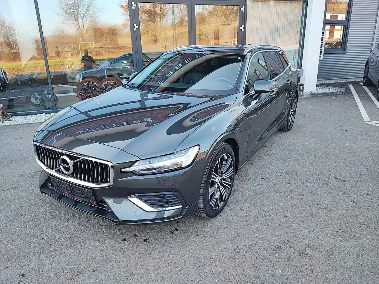 Volvo V60 T6 AWD Recharge PHEV Inscription /NAV/SITZ+LENK... Grau - 2