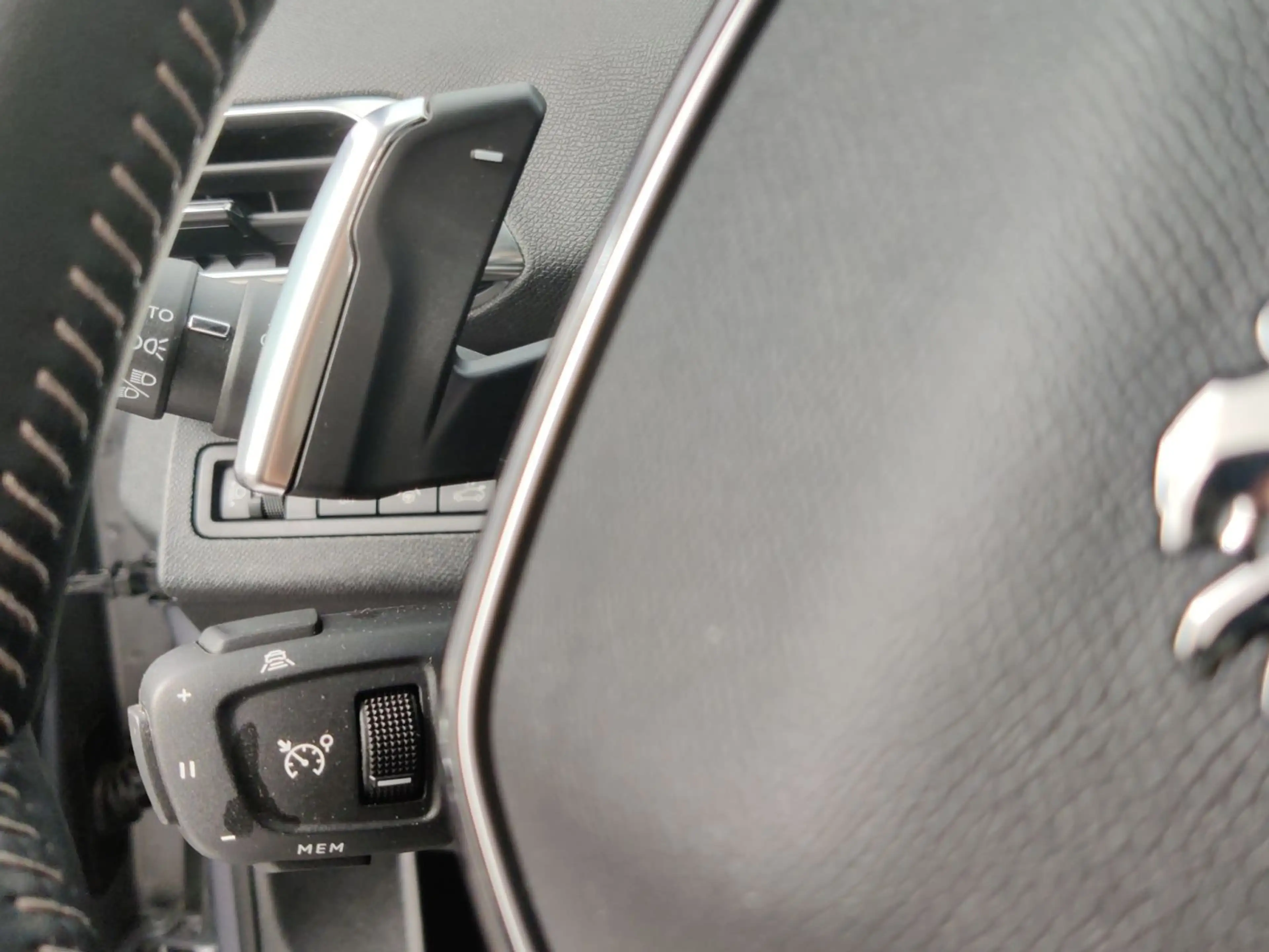 Peugeot 3008 Allure Pack PT130 EAT8 Kamera ACC PDC SHZ e — photo 14