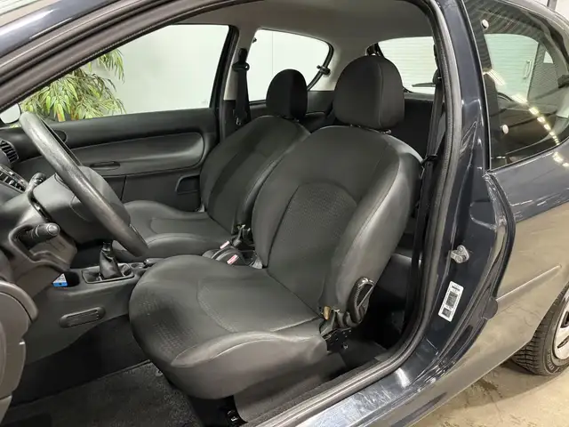 Peugeot 206 view 9