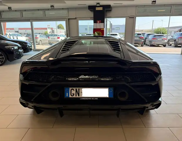 Lamborghini Huracan view 5
